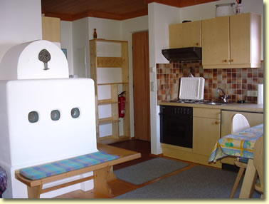 K&uuml;chenbereich mit Eckbank und Kachelofen